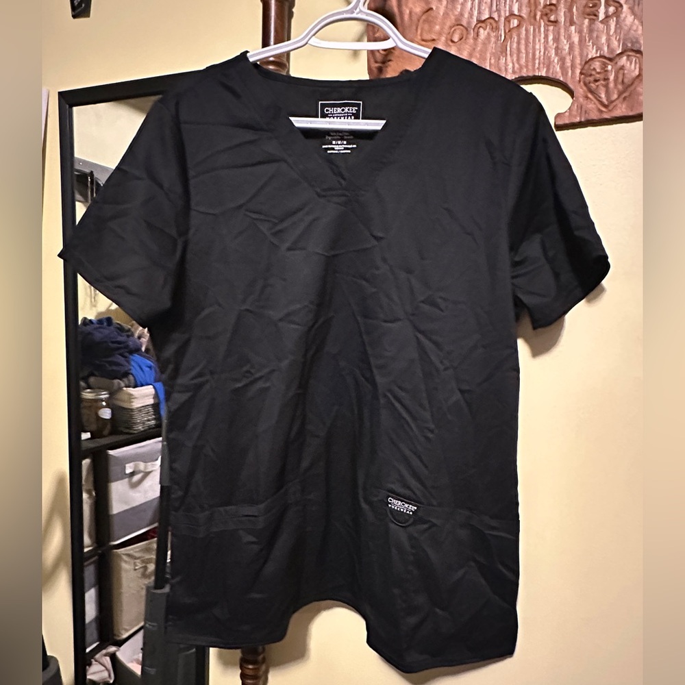 Cherokee revolution scrub top medium size